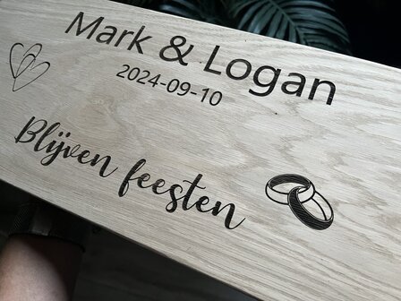 Eiken Borrelplank met leren handvatten, inclusief tekst.