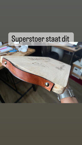 Eiken Borrelplank met leren handvatten, inclusief tekst.
